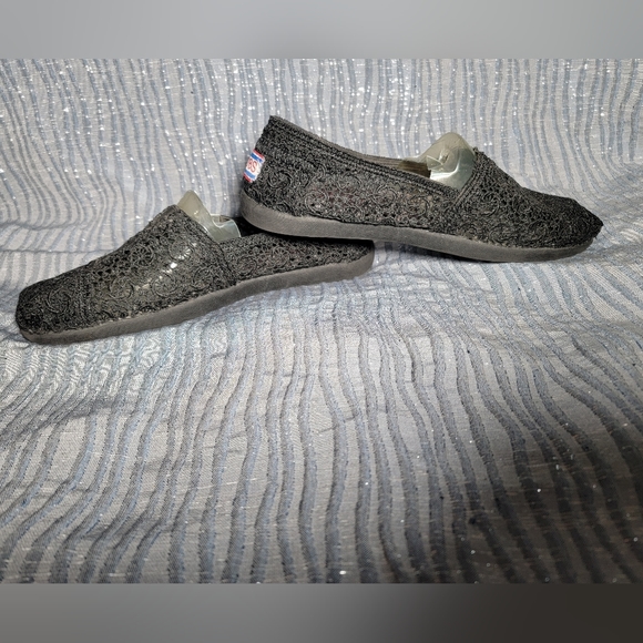 Bobs size 9 lace style embroidery designs and elastic for easy removal and wear. - Picture 3 of 9